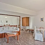 Jhonathan Apartmán *